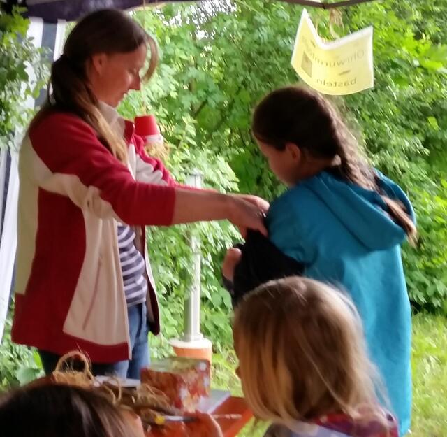Alena jetzt auch beim Basteln. Vorher zum Schutz der Kleidung bekommt sie ein Shirt angezogen
