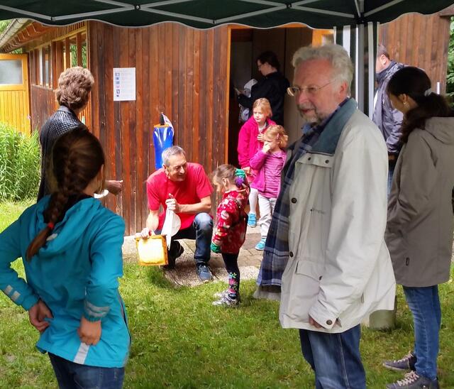 Gespannt hört Alena zu, was hier erklärt wird