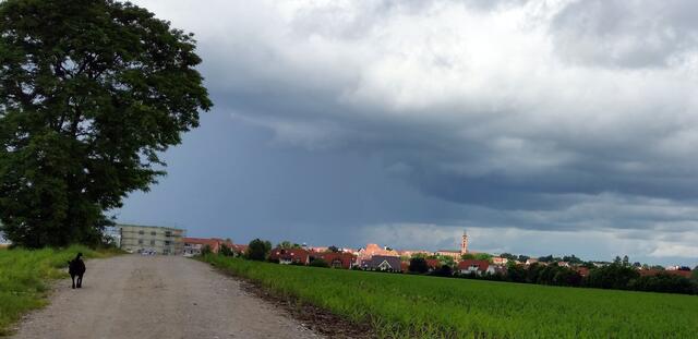 Über Friedberg leuchtet gerade die Sonne