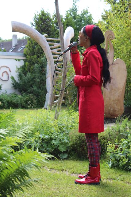 Mom Bee im Gartenatelier von Olli Marschall.