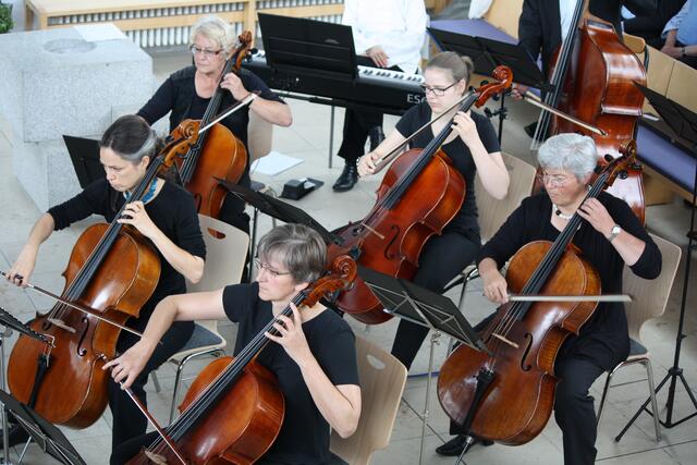 Das Neusässer Kammerorchester spielt unter Leitung von Wolfgang Weber in der Emmauskirche.