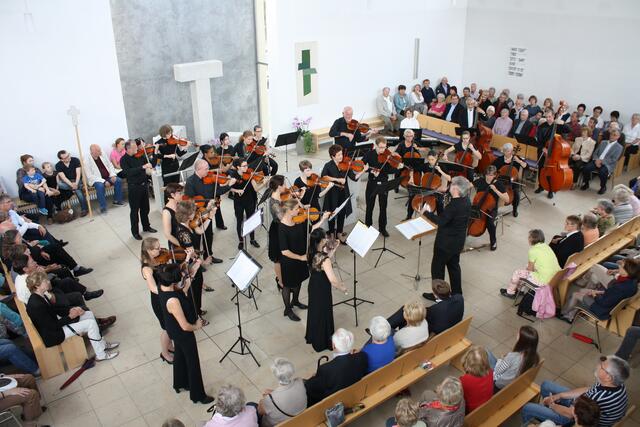 Das Neusässer Kammerorchester spielt unter Leitung von Wolfgang Weber in der Emmauskirche.