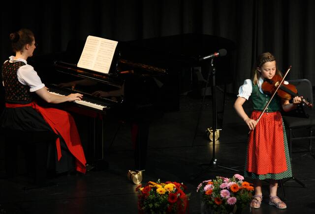 Preisträgerkonzert Jugend-Musikwettbewerb: Victoria Wohlfahrt (rechts).