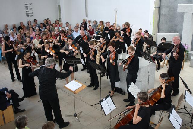 Das Neusässer Kammerorchester spielt unter Leitung von Wolfgang Weber in der Emmauskirche.