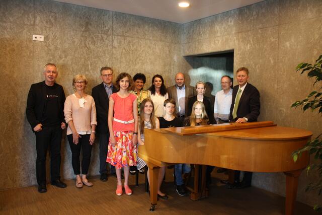 Sponsorenkonzert für den neuen Flügel der Sing- und Musikschule: Gruppenbild mit Sponsoren und Musikern.