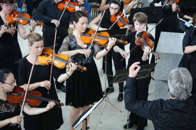 Das Neusässer Kammerorchester spielt unter Leitung von Wolfgang Weber in der Emmauskirche.