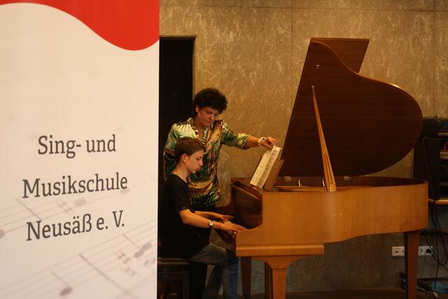 Sponsorenkonzert für den neuen Flügel der Sing- und Musikschule: Jonas Dorn am Flügel.