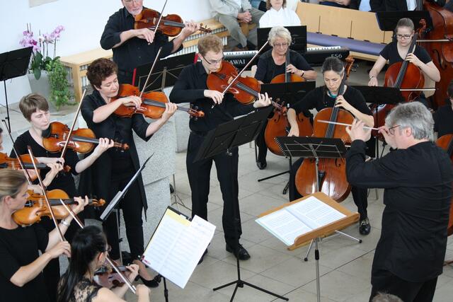 Das Neusässer Kammerorchester spielt unter Leitung von Wolfgang Weber in der Emmauskirche.