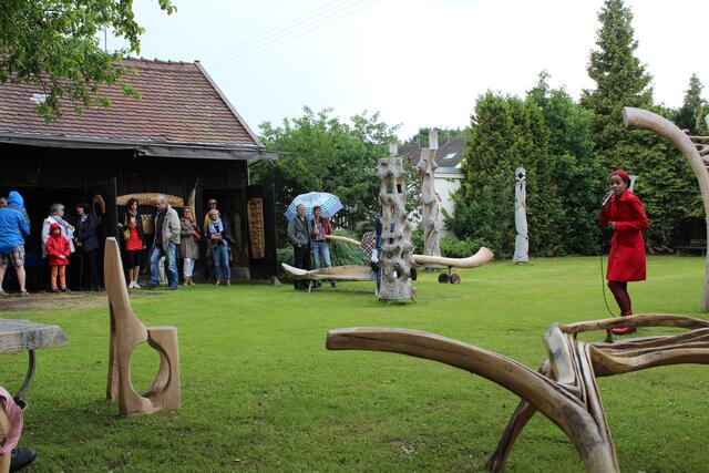 Mom Bee im Gartenatelier von Olli Marschall.