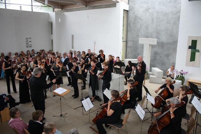 Das Neusässer Kammerorchester spielt unter Leitung von Wolfgang Weber in der Emmauskirche.