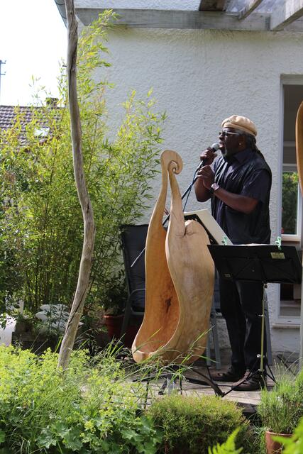 James Belcher im Gartenatelier von Olli Marschall.