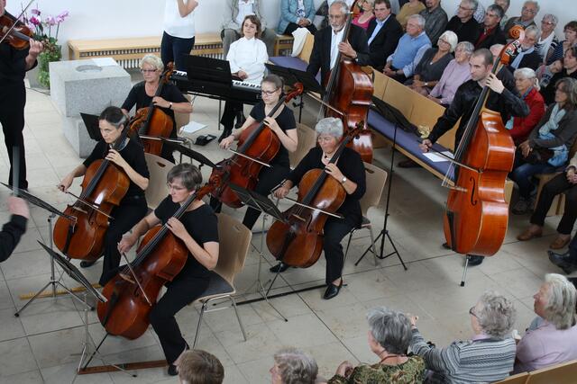 Das Neusässer Kammerorchester spielt unter Leitung von Wolfgang Weber in der Emmauskirche.