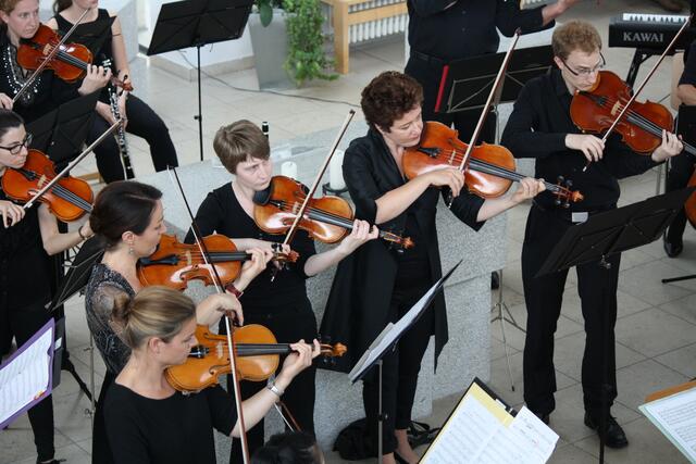 Das Neusässer Kammerorchester spielt unter Leitung von Wolfgang Weber in der Emmauskirche.