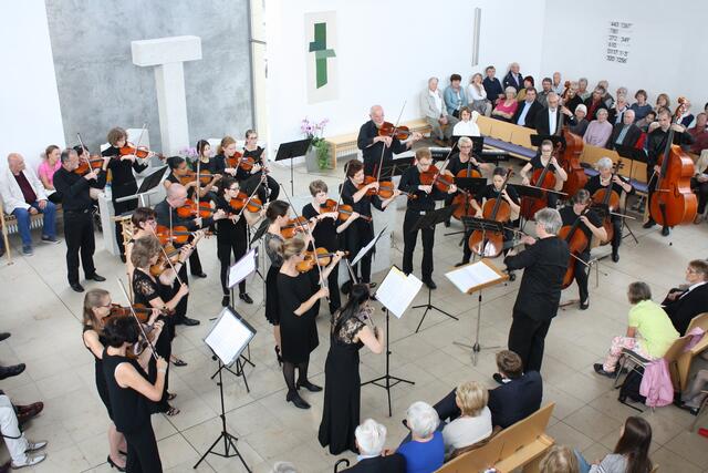 Das Neusässer Kammerorchester spielt unter Leitung von Wolfgang Weber in der Emmauskirche.