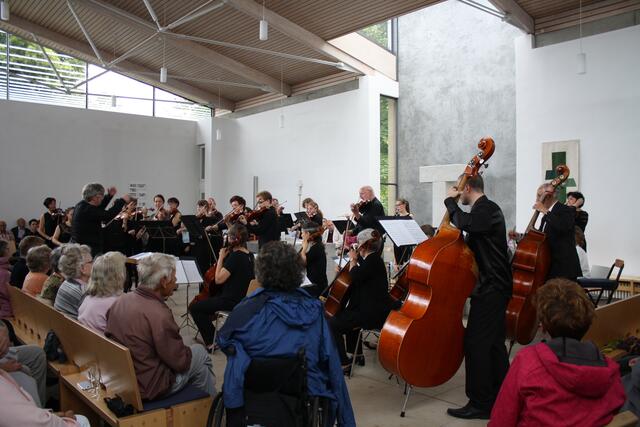 Das Neusässer Kammerorchester spielt unter Leitung von Wolfgang Weber in der Emmauskirche.