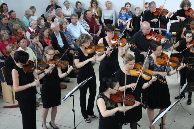 Das Neusässer Kammerorchester spielt unter Leitung von Wolfgang Weber in der Emmauskirche.