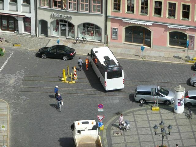 10.06.2016, vormittags. Der Linienbus macht eine Zwangspause wegen eines im Kreisverkehr parkenden Fahrzeugs.