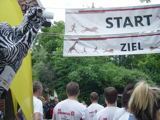 Start. Ein Zoomitarbeiter kontrolliert in fast perfekter Verkleidung und völlig unauffällig das Geschehen.