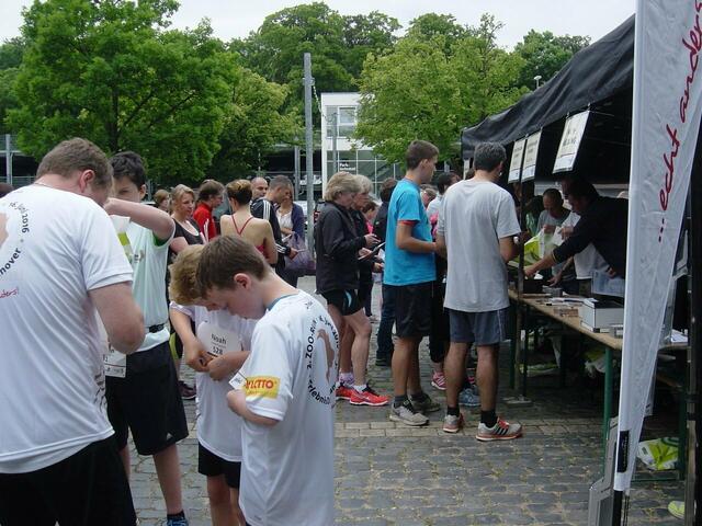 Startnummern-Ausgabe auf dem Zooparkplatz. - http://www.spargelsprinter.homepage.t-online.de