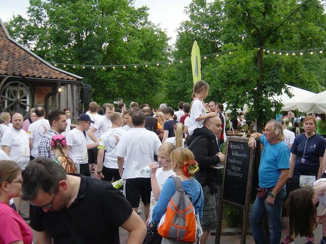 Sammelplatz für die Ausdauerläufer und Begleiter auf dem abgesperrten Bereich von Meyers Hof. - https://www.facebook.com/rainer.lingemann