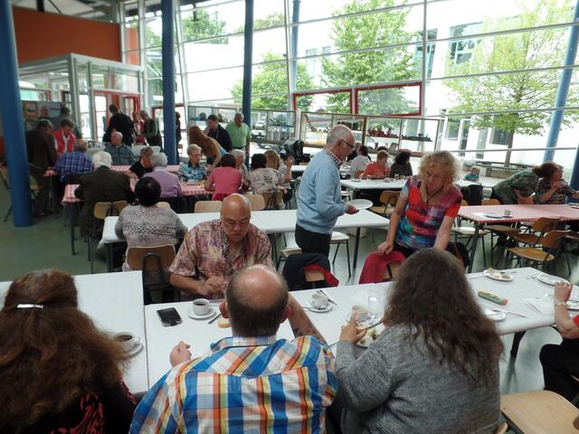 Viele Gäste in der Aula der Franziskusschule