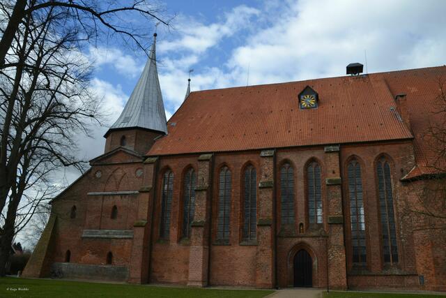 Südseite des Bardowicker Doms im Frühjahr (Foto: Katja Woidtke)