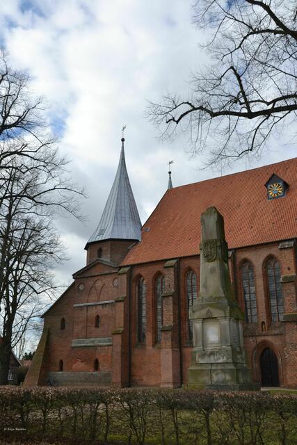Das Hauptportal des Bardowicker Doms (links) stammt aus der Zeit um 1000, die gotische Hallenkirche (rechts) wurde ab 1380 gebaut (Foto. Katja Woidtke)