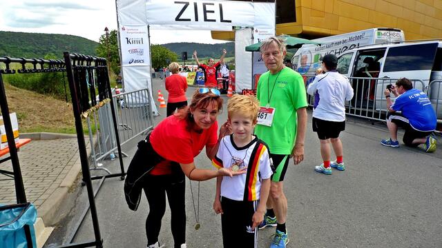 Sein Enkel bekam natürlich auch ein Medaille - 5. Himmelswegelauf − ein »Wettlauf zu den Sternen«