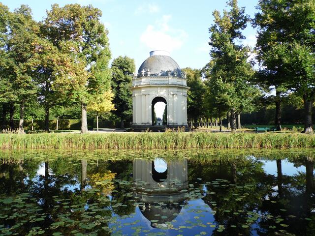 In dessen äußeren Ecken wurden 1705 Rundpavillons errichtet.