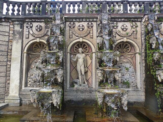 Diese stammt aus der Frühzeit des Gartens. Von ihrer Höhe hat man...