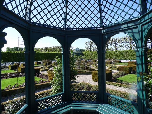 Im Frühjahr blühen sie noch nicht. Trotzdem sind es lauschige Ecken.