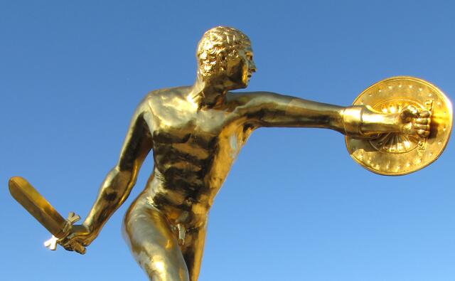 27 vergoldete Bleifiguren wurden damals aufgestellt. Der Borghesischer Fechter zeigt sich kampfbereit.