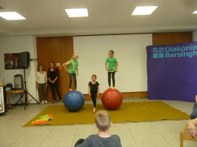 Auf dem Ball zu stehen,machte den Circuskindern nichts aus.