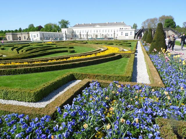 Nach den Vorbildern der holländischen und italienischen Gärten und erst recht dem von Versailles, ging sie ans Werk. Die Gartenfläche sollte sie um das Vierfache vergößern.