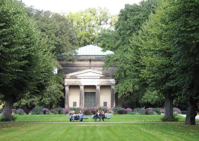 Ihre letzte Ruhestätte hat die Kurfürstin Sophie neben anderen Welfen im Mausoleum des Berggartens, ihrem Großen Garten gegenüber, gefunden. Sie war eine große Frau mit einer starken Persönlichkeit.