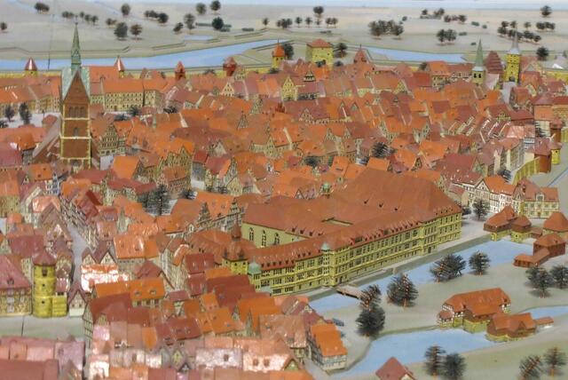 Durch das Erbe seines verstorbenen Bruders, wurde er 1679 Herzog von Hannover, und in späteren Jahren sogar Kurfürst. Ehefrau Sophie, weiträumige Gartenanlagen gewohnt, wurde das Stadtschloss an der Leine schnell zu eng.