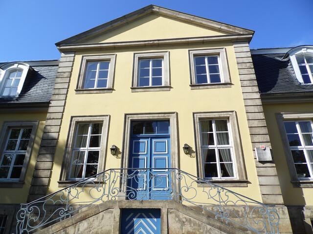 Nebenan in diesem Gebäude wohnte zu Beginn des 19. Jahrhunderts kurzzeitig der französiche General Jean Babtiste Bernadotte, der später zum schwedischen König, Karl XIV., werden sollte.