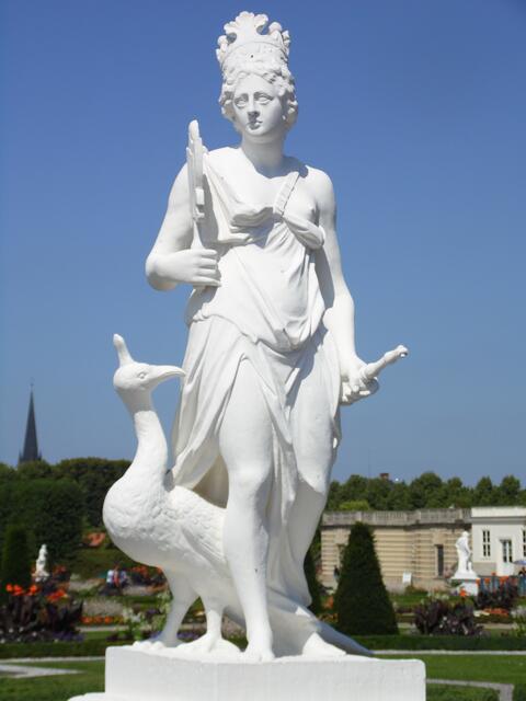 Andere Skulpturenthemen sind die vier Jahreszeiten, griechische und römische Götter oder die Elemente Erde, Wasser, Luft und Feuer.