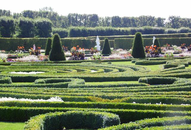 Wie lang die Buchsbaumhecken sind, kann ich nicht sagen.