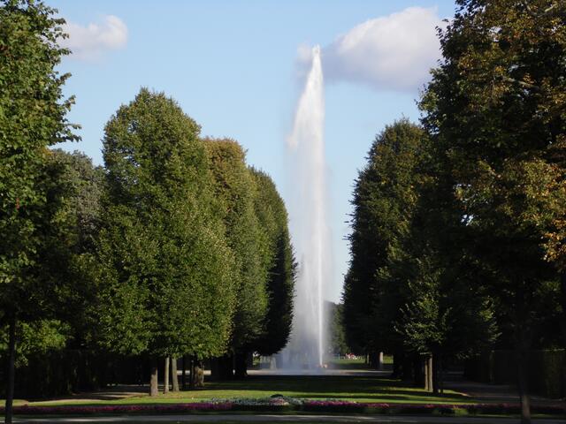 Höhepunkt des hinteren Gartenbereichs ist die Große Fontäne. Sie steht in der Mittelachse des Großen Gartens, ist aber in der Querachse und den Diagonalachsen zu sehen.