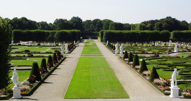 Der Blick geht auf das große Luststück, auch Paterre genannt.
