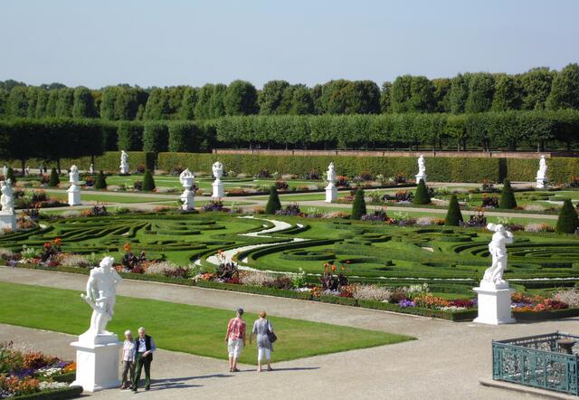 ...einen schönen Blick auf den Lustgarten, dessen Eingang von Herkules flankiert wird.