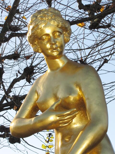 Umgeben wird er von Musikern und Tänzerinnen des Dionysos, des Gottes des Weines, der Freude, der Fruchtbarkeit und der Ekstase.