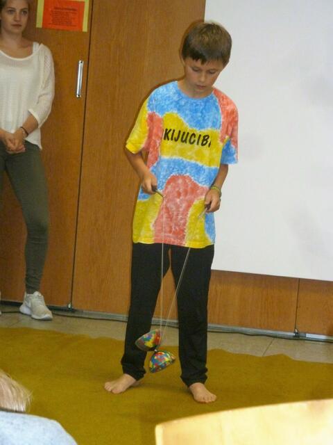 Auch mit dem Jojo umzugehen mußte schon oft geübt werden.