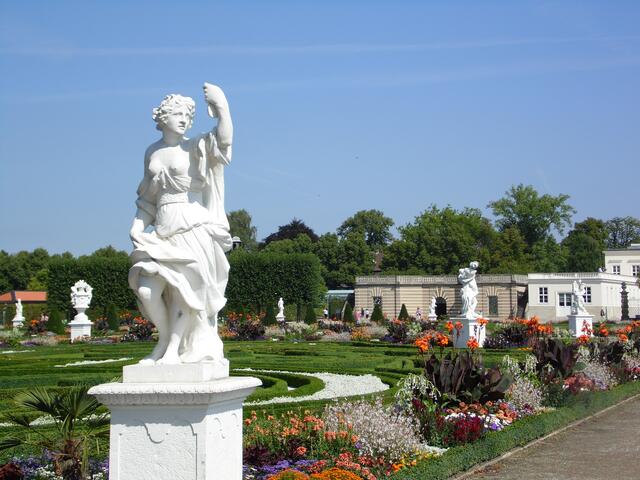 Er ließ auch einen Barockgarten anlegen. Zunächst jedoch von bescheidenem Ausmaß.