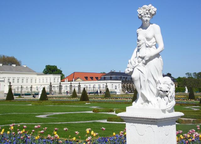 Im Hintergrund sehen wir das Schloss, dass 1943 im Krieg bei einem Bombenangriff zerstört wurde. Jahrzehntelang gab es in diesem Gartenbereich eine große Lücke.