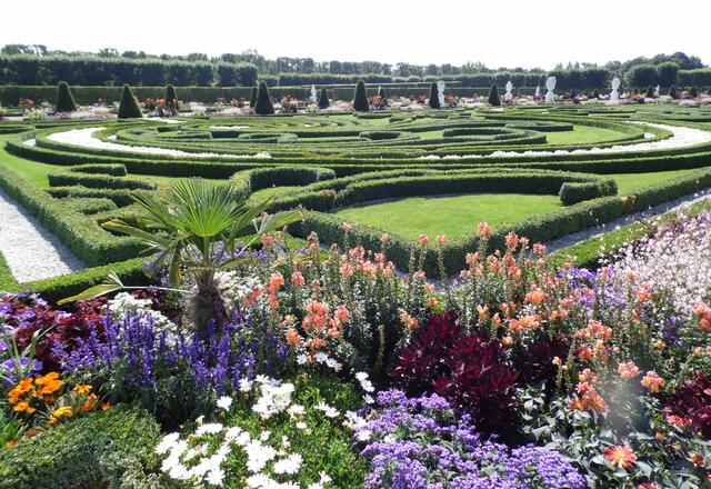 Prächtiger Blumenschmuck jenseits der Buchsbaumhecken.