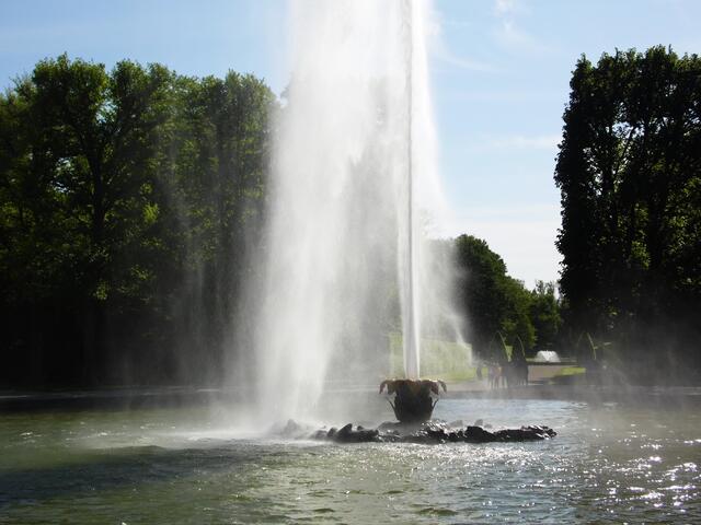 Beliebt ist der Sprühregen besonders bei Kindern, die gerne hindurchrennen. An heißen Sommertagen kühlt sie angenehm, und so mancher gönnt sich dann eine Dusche.