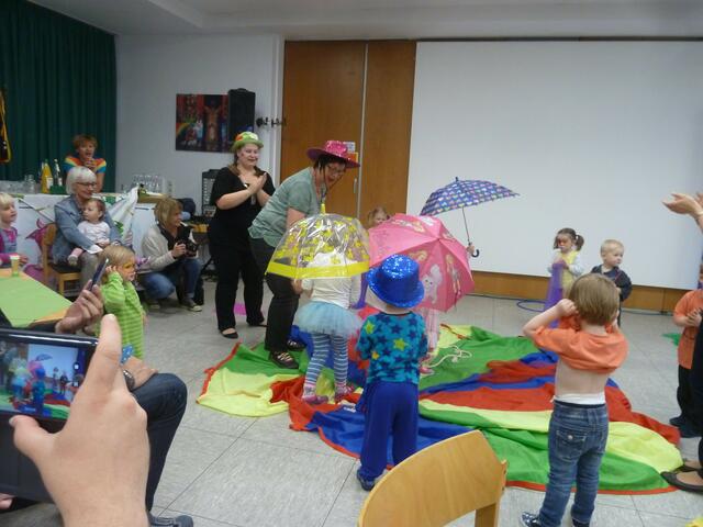 Der Tanz auf dem Seil war nicht so einfach,da nütze auch der Schirm nichts.