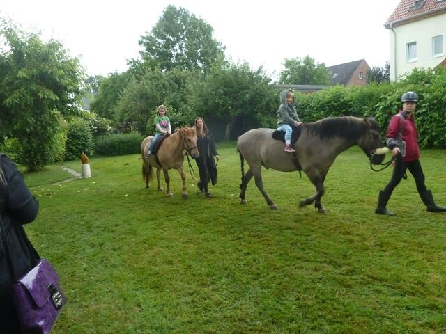 Runde für Runde auf einem Pony sitzen,das hat man nicht immer.